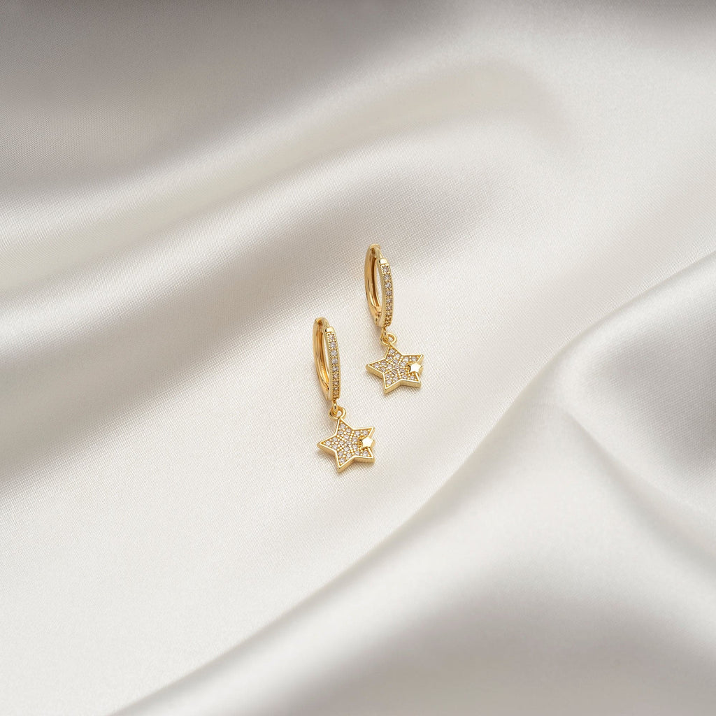 Arete con estrella y zirconia blanca, chapa de oro 18k.