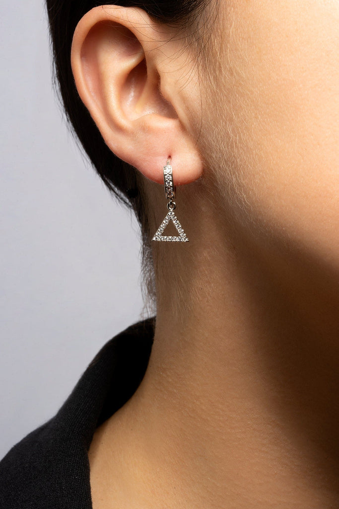 Arete triángulo pequeño con zirconia, rodio.