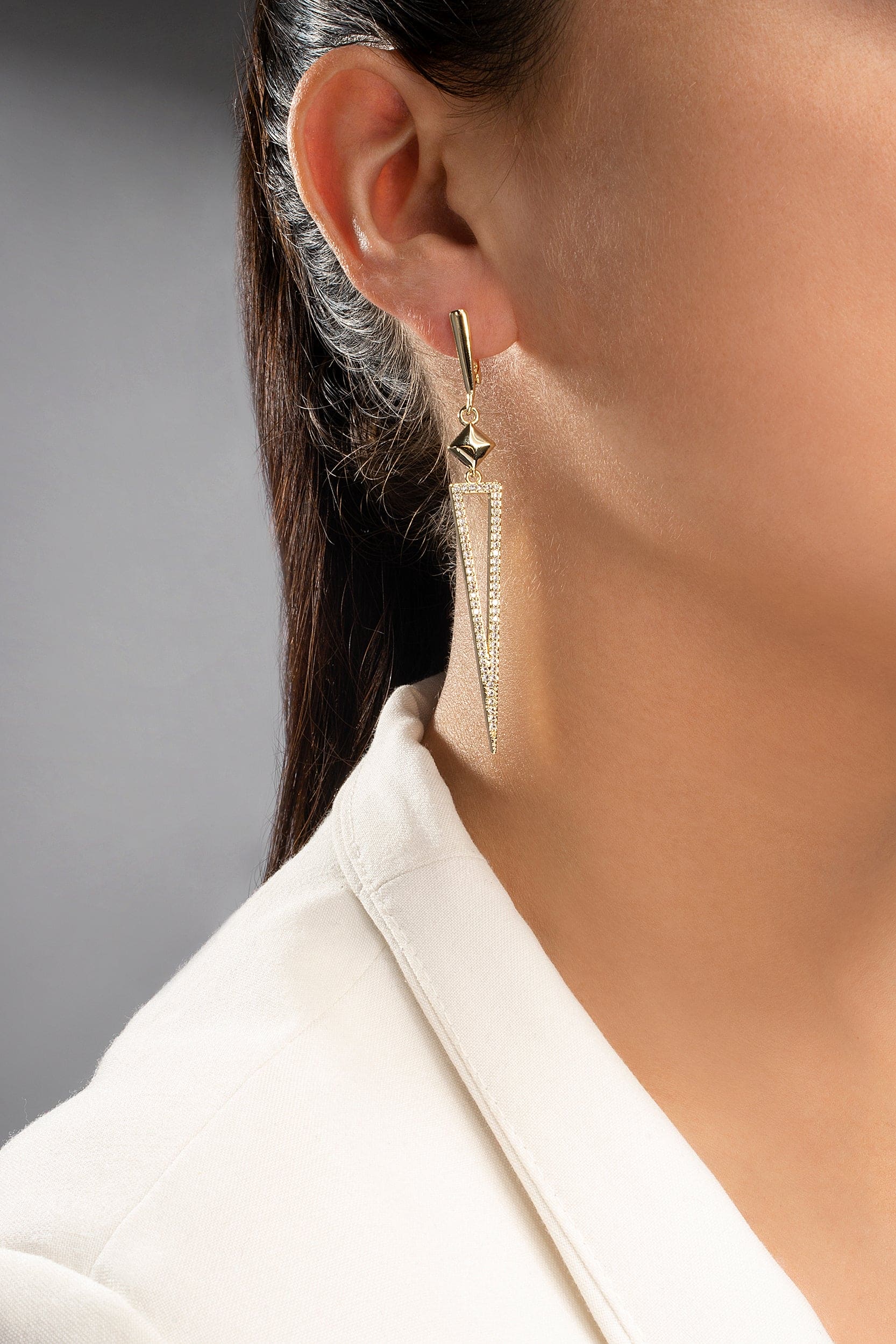 Arete triangulo largo con chapa de oror 18k y zirconias